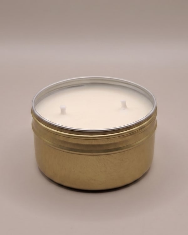 Vela LUME na latinha dourada de 90 g, com dois pavios